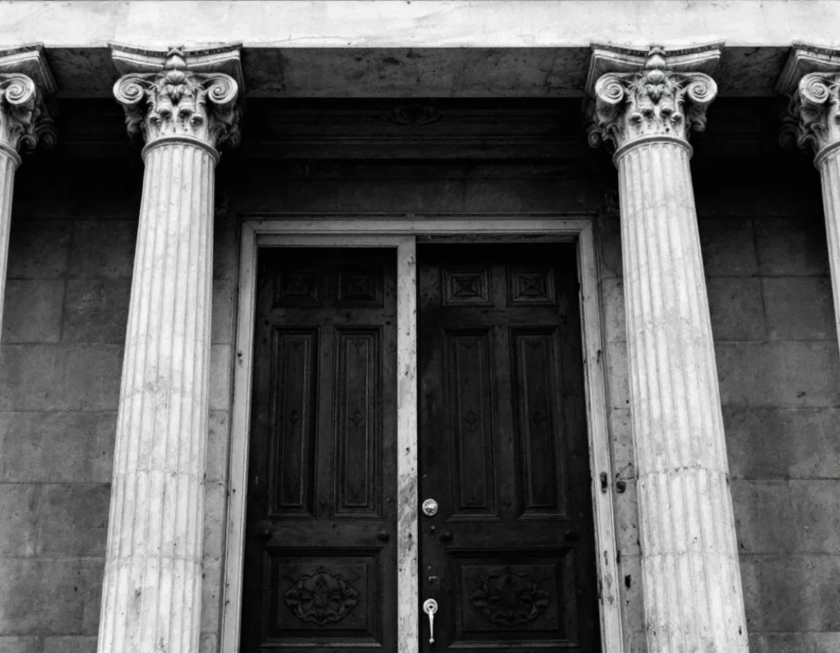 Quand la justice s'arrête aux portes de l'exécution : Le défi des décisions inexécutables